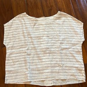 Beautiful linen Honeybee top by Cynthia Rowley sz Small with wooden buttons.